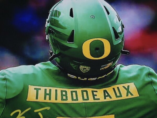 Kayvon Thibodeaux Signed Oregon Ducks 8 x 10 Photo - Beckett Witnessed